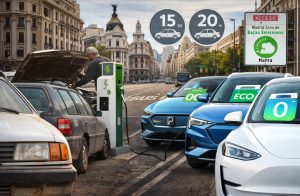 El parque móvil en España envejece mientras el coche eléctrico avanza lentamente