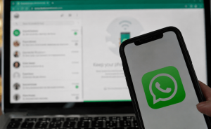 WhatsApp refuerza los chats grupales con @todos, encuestas inteligentes y nuevas conversaciones paralelas